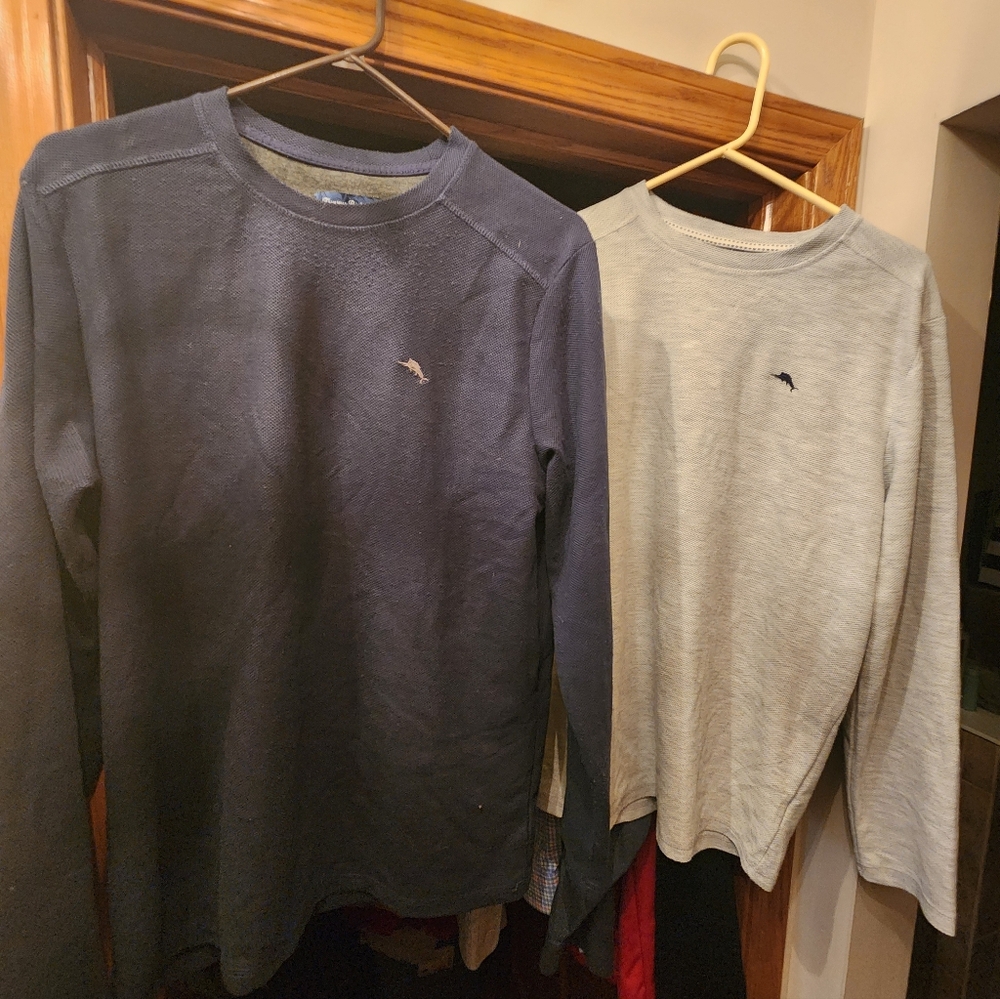 Tommy Bahama ZTB97769 is a men's long-sleeve crew neck pullover shirt